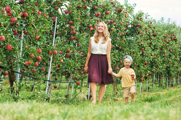 Venkovní Portrét Šťastné Mladé Matky Malým Synem Kráčející Ovocném Sadu — Stock fotografie