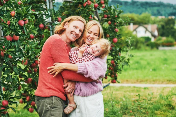 Utendørs Portrett Lykkelig Ung Familie Med Småbarnsjente Som Nyter Fin – stockfoto