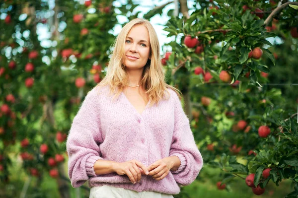 Portrait Extérieur Une Jeune Femme Romantique Posant Dans Verger Pommiers — Photo