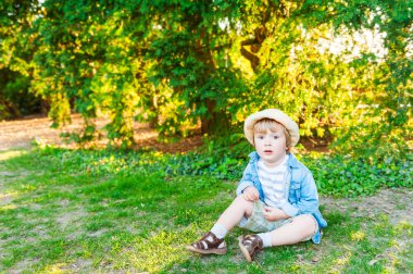 Açık güzel bir güneşli gün bir şirin yürümeye başlayan çocuk portresi