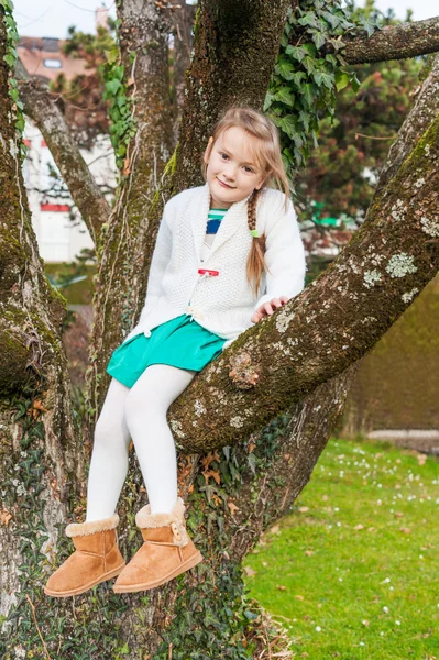 Outdoor portrait of a cute little girl — Stock Photo, Image