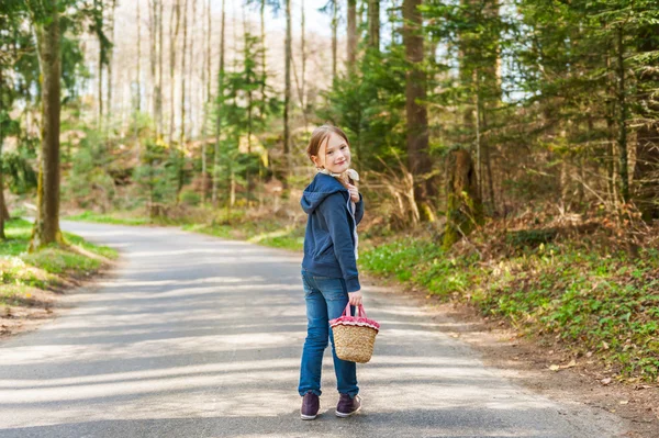 Söt liten flicka gå i en skog — Stockfoto