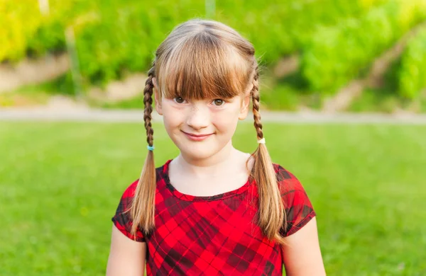 Zomer portret van een schattig klein meisje — Stockfoto