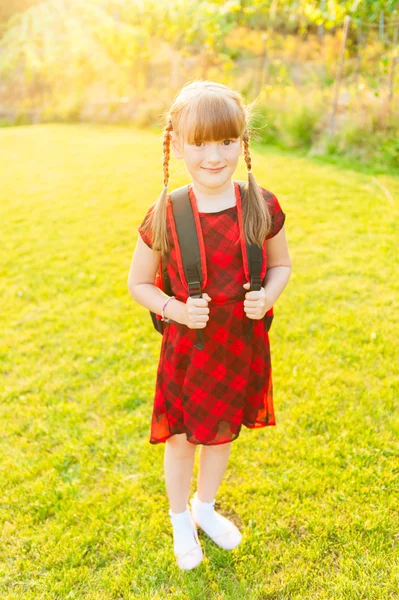 Uma menina se preparando para caminhar até a escola — Fotografia de Stock