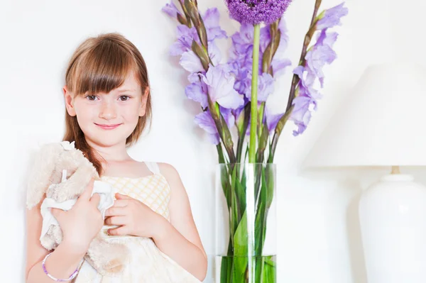 Interior retrato de uma menina bonito com um brinquedo — Fotografia de Stock