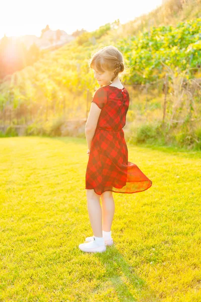 Retrato ao ar livre de uma menina bonita em um pôr do sol — Fotografia de Stock