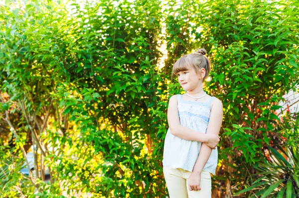 Retrato al aire libre de una linda niña — Foto de Stock