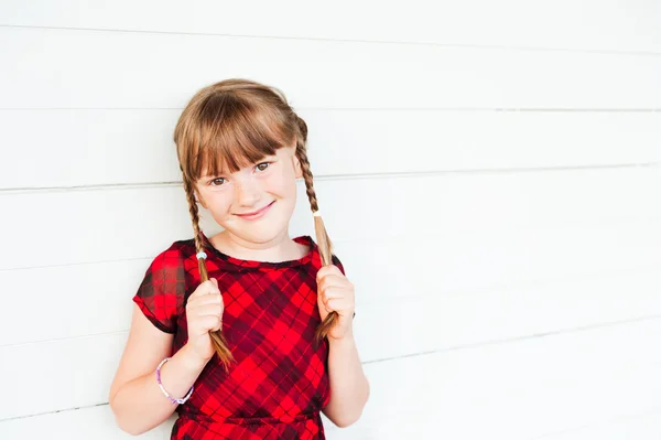 Outdoor Portret van een schattig klein meisje tegen witte achtergrond — Stockfoto