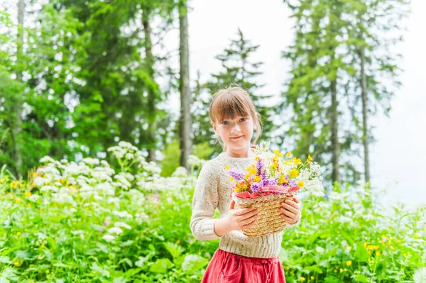 Ritratto di una graziosa bambina con cesto di fiori — Foto Stock