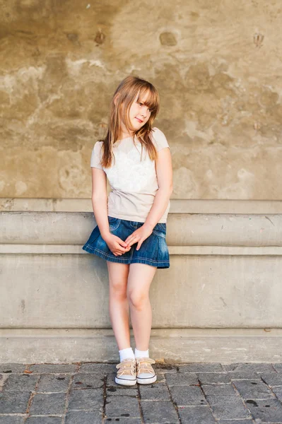 Outdoor portrait of a cute little girl — Stock Photo, Image