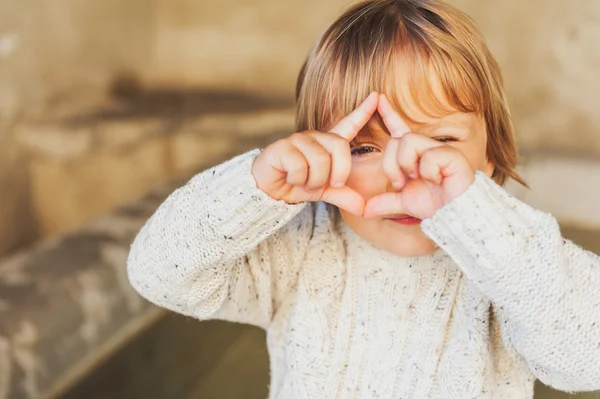 Retrato ao ar livre de um menino bonito criança fingindo tirar uma foto com as mãos — Fotografia de Stock