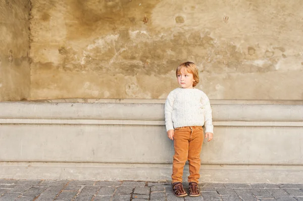 Retrato ao ar livre de um menino bonito da criança — Fotografia de Stock