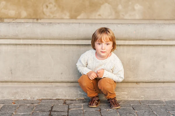 Outdoor portrait of a cute toddler boy — Stock Photo, Image