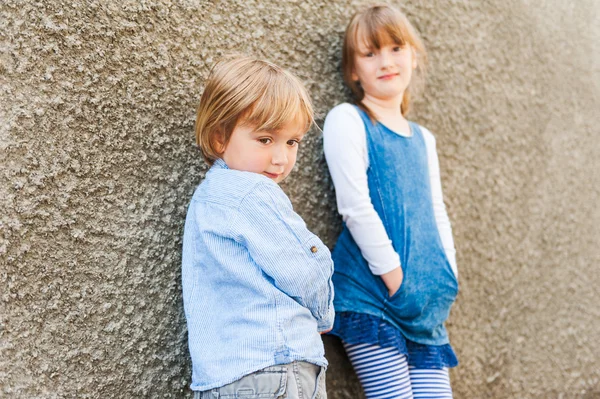 Außenporträt entzückender Kinder — Stockfoto