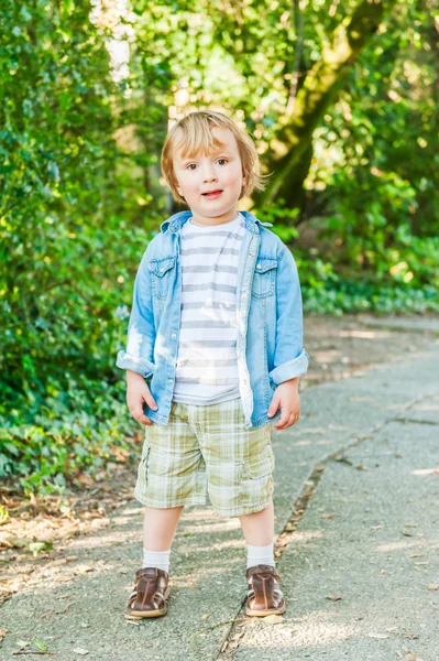 Retrato ao ar livre de um menino bonito criança em um dia ensolarado agradável — Fotografia de Stock
