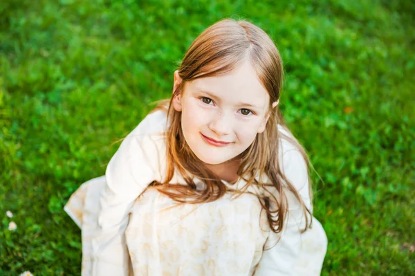 Outdoor Portret van een schattig klein meisje op een mooie zonnige dag — Stockfoto