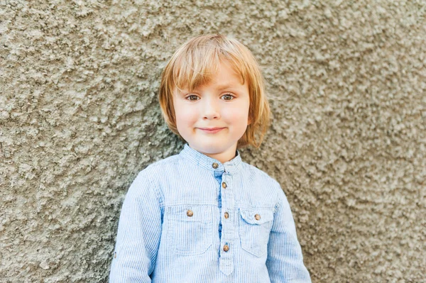 Outdoor Portret van een schattige peuter jongen — Stockfoto