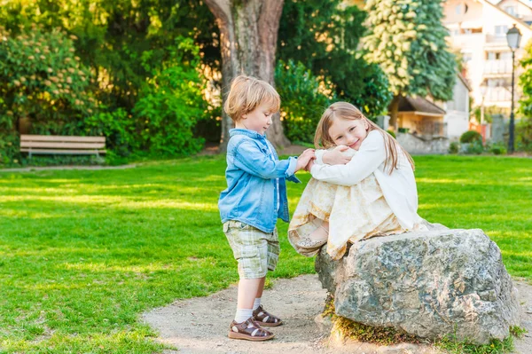 Rozkošné děti hrají v parku na hezký slunečný den — Stock fotografie