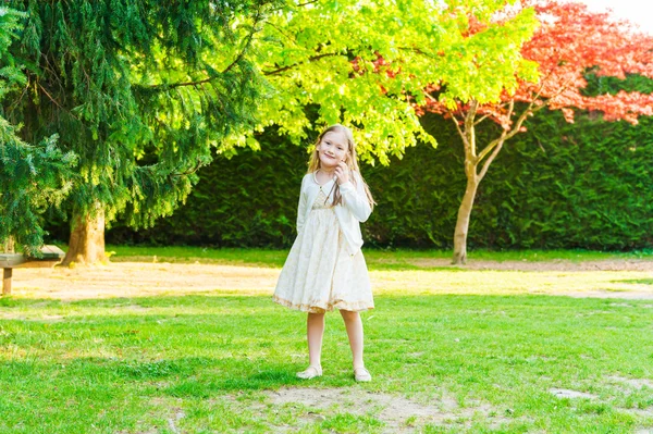 Ritratto all'aperto di una bambina carina in una bella giornata di sole — Foto Stock