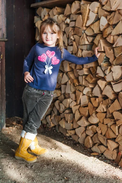 Outdoor portrait of a cute little girl — Stock Photo, Image