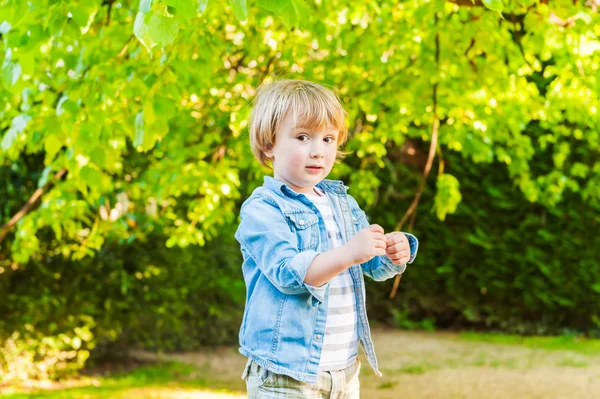 Zewnątrz portret chłopca bystry maluch w piękny słoneczny dzień — Zdjęcie stockowe