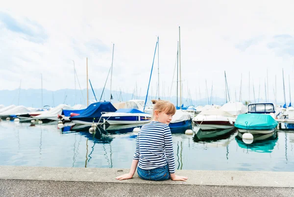 Roztomilá holčička, spočívající v přístavu — Stock fotografie