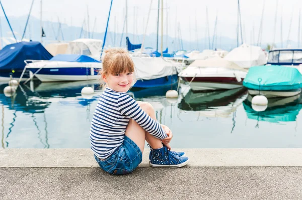 Aranyos kislány, pihent egy kikötő — Stock Fotó