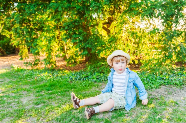 Kültéri portré egy aranyos totyogó fiú egy szép napsütéses napon — Stock Fotó