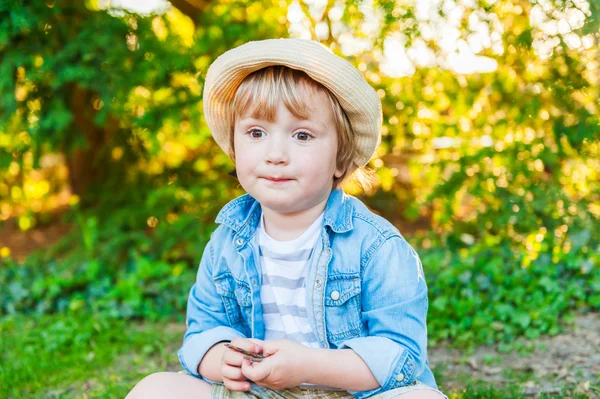 Outdoor portrait of a cute toddler boy on a nice sunny day — Stock Photo, Image