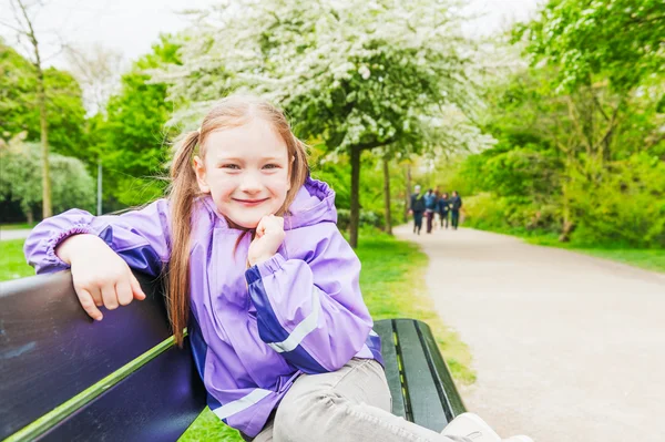 Outdoor Portret van een schattig klein meisje — Stockfoto