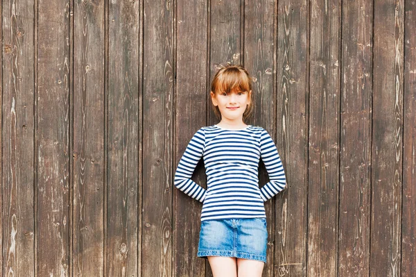 Retrato de moda de una linda niña — Foto de Stock