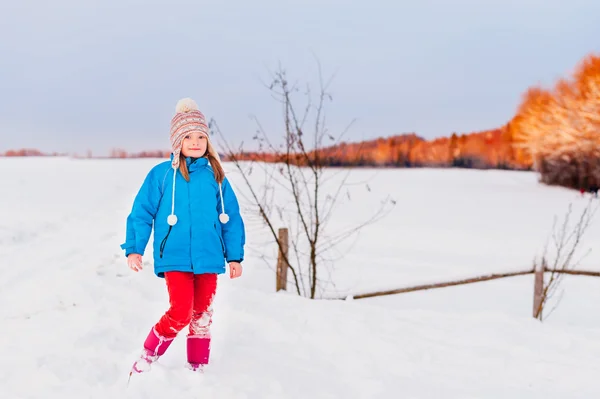 Vinter porträtt av en söt liten flicka på sunset — Stockfoto