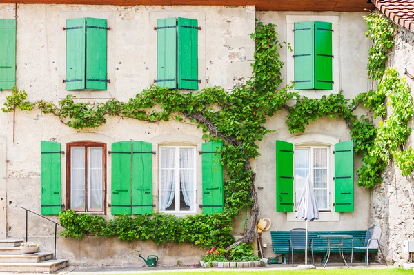 Schöne Fassade eines alten Hauses in einem kleinen Dorf — Stockfoto