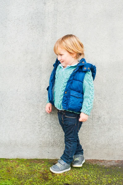 Outdoor Portret van een schattige peuter jongen — Stockfoto