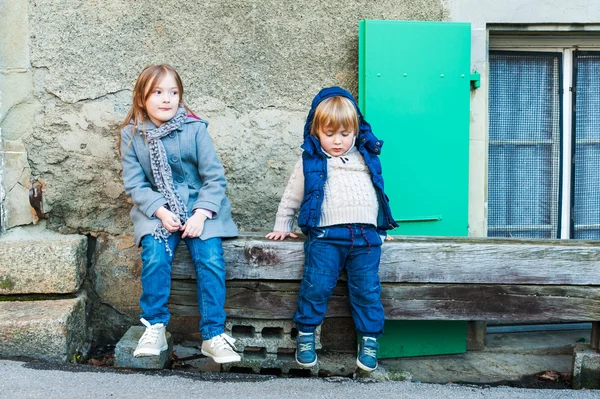 Küçük bir kız ve erkek kardeşi açık portresi — Stok fotoğraf