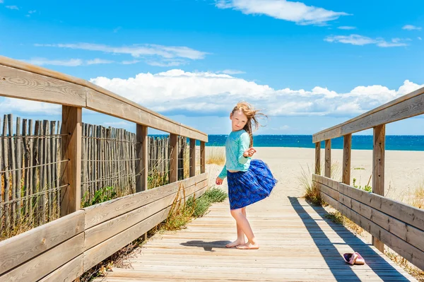 Linda niña divirtiéndose al aire libre —  Fotos de Stock