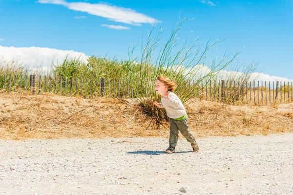 Lindo niño divirtiéndose al aire libre —  Fotos de Stock