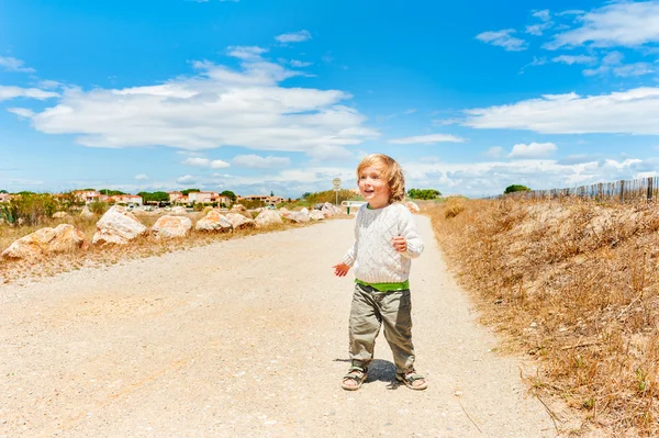 Lindo niño divirtiéndose al aire libre — Foto de Stock