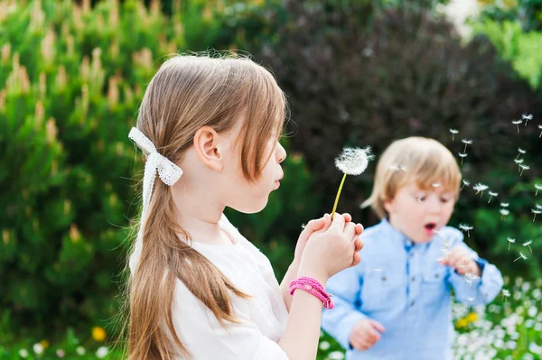 Adorable children having fun outdoors on a nice sunny day — Stock Photo, Image