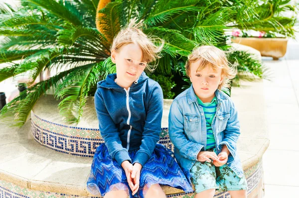 Outdoor Portret van schattige kinderen op vakantie — Stockfoto