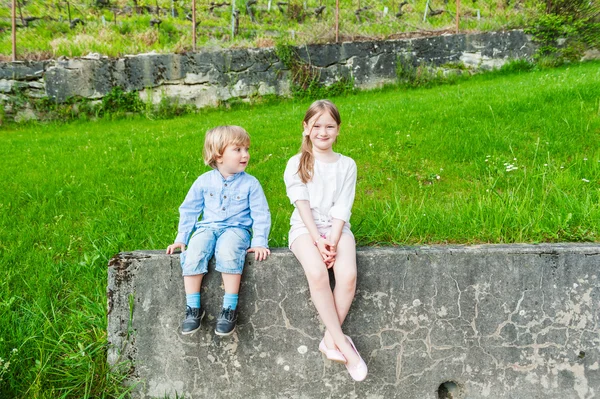 Adorable children having fun outdoors on a nice sunny day — Stock Photo, Image