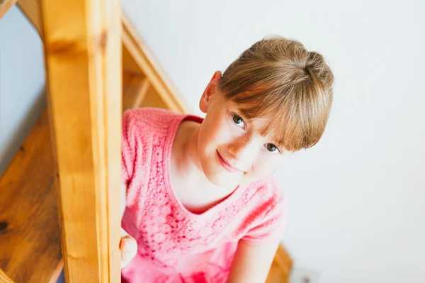 Interieur portret van een schattig klein meisje — Stockfoto