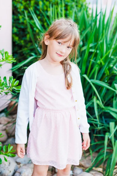 Retrato ao ar livre de uma menina bonito — Fotografia de Stock