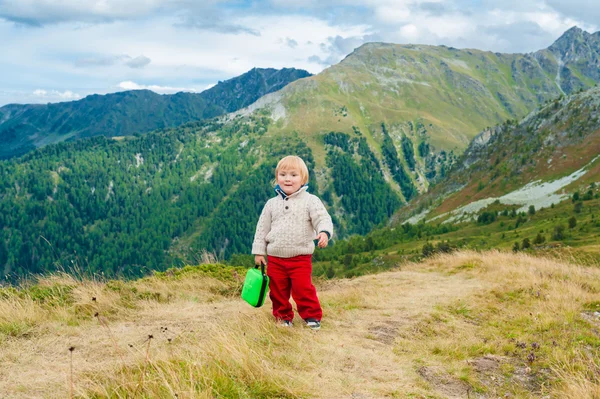 Mignon petit garçon tout-petit avec sac de premiers soins dans les montagnes — Photo