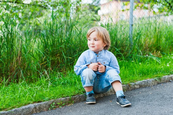 素敵な夏の日にかわいい幼児男の子の屋外のポートレート — ストック写真