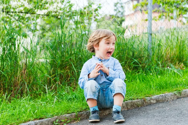 На відкритому повітрі портрет милого маленького хлопчика в гарний літній день — стокове фото