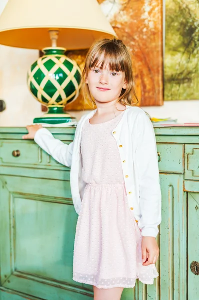 İç sevimli küçük kız portresi — Stok fotoğraf