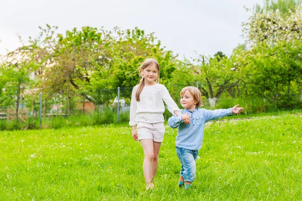 Rozkošné děti si hrají venku — Stock fotografie