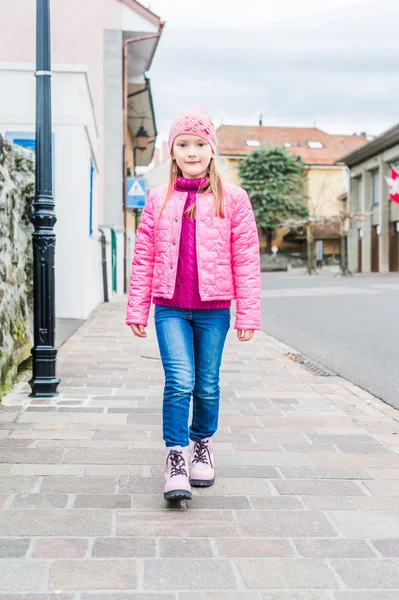 Outdoor portret van een schattig klein meisje in een stad op een mooie dag — Stockfoto