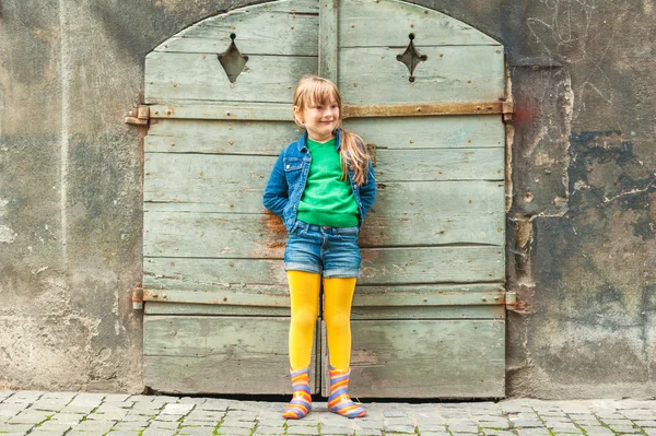 Söt liten flicka utomhus — Stockfoto